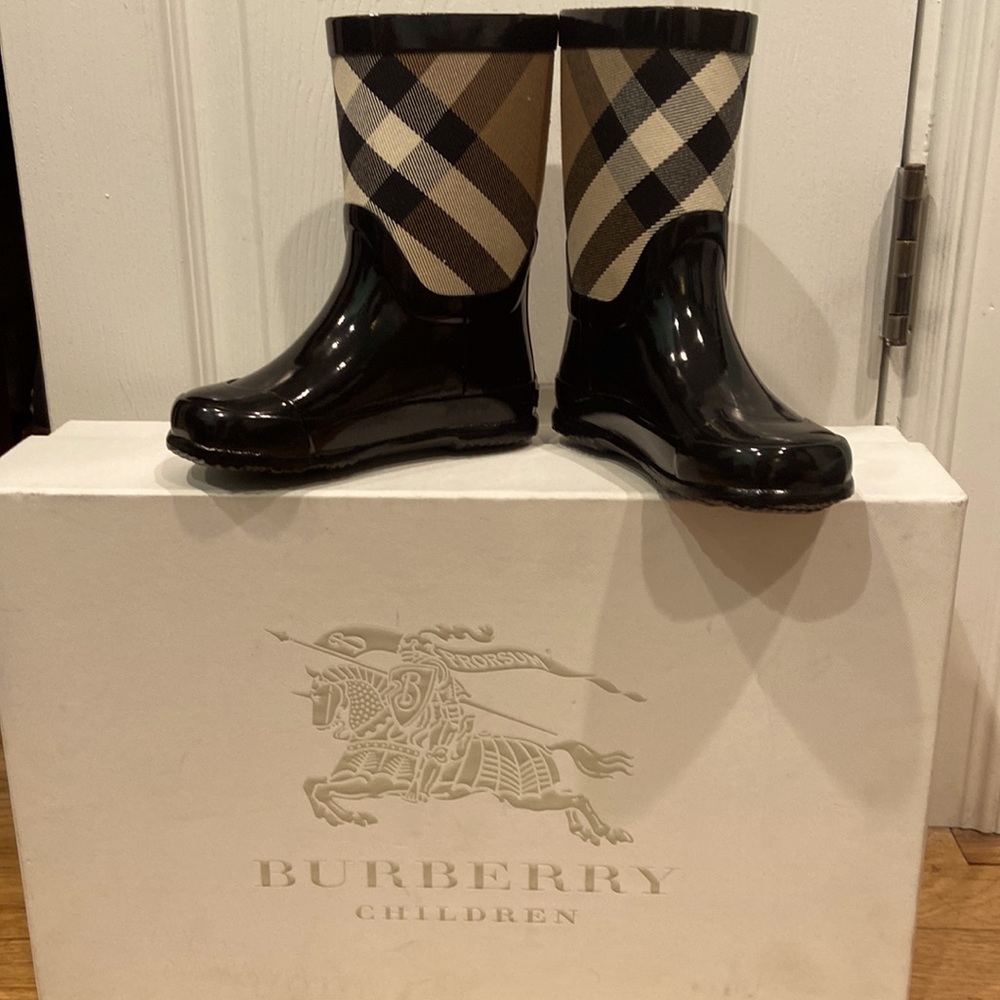 Burberry checked rain boots. Size 24US